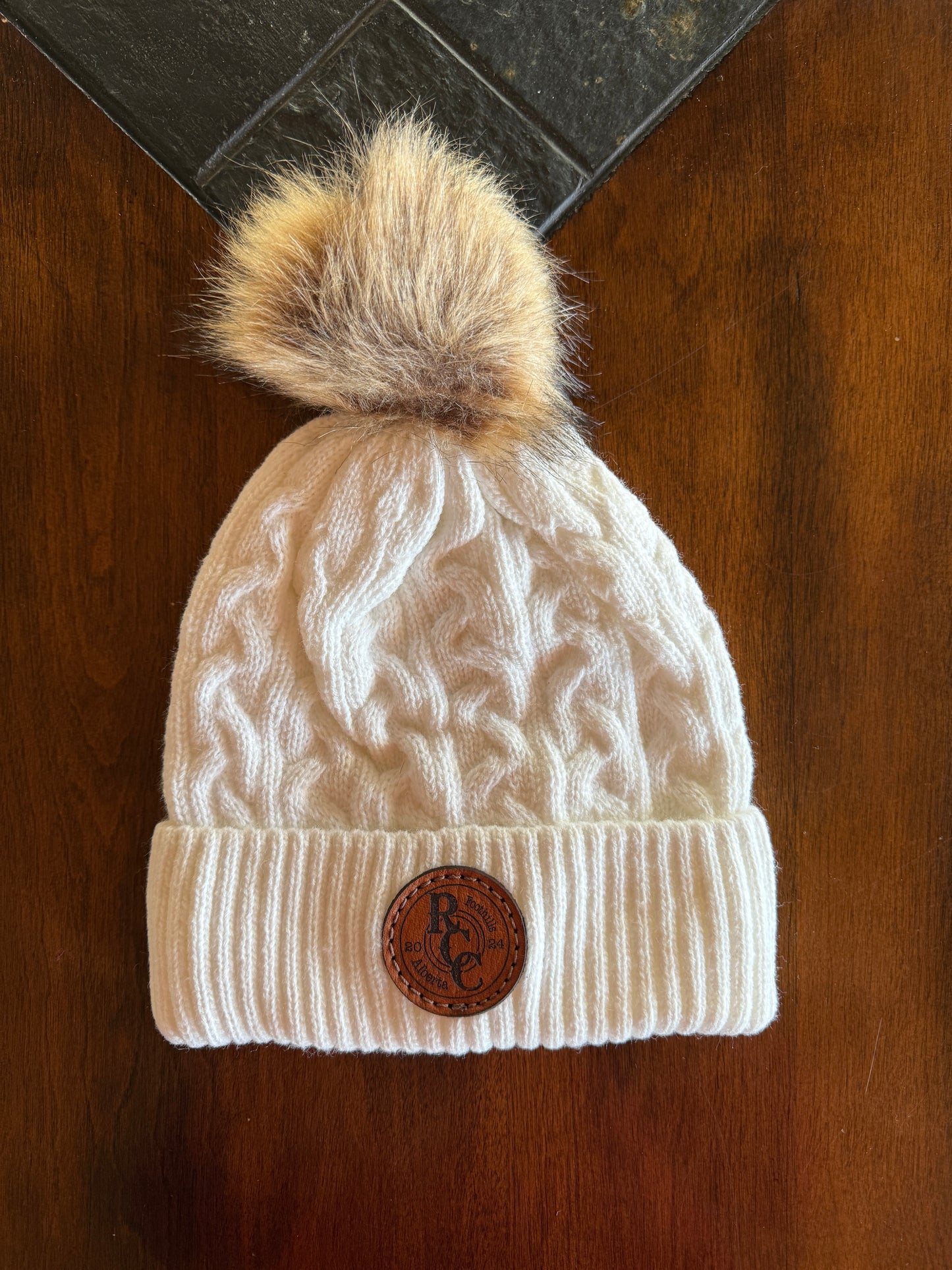 White Bullet pom toque